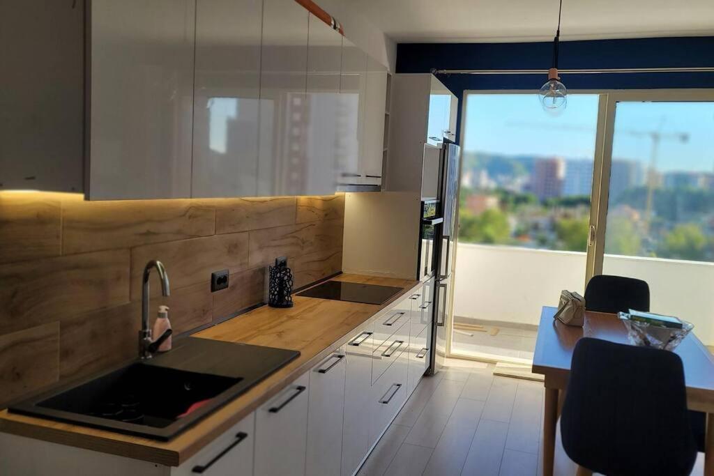 Hidden Gem, Modern 2bedroom, Amazing Terrace-free Parking-your Away From Apartman *